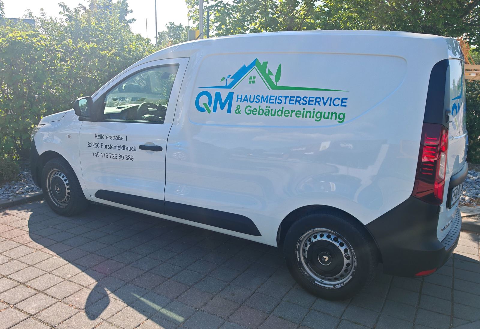 Firmenfahrzeug von QM Hausmeisterservice in Fürstenfeldbruck